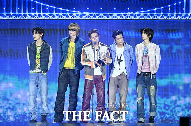 <더팩트>가 주최하고 팬앤스타와 UCW가 주관하는 ‘2026 더팩트 뮤직 어워즈(2026 THE FACT MUSIC AWARDS, TMA)’가 19일 오후 부산 연제구 부산아시아드주경기장에서 열린 가운데 그룹 코르티스의 성현과 건호, 제임스(왼쪽부터)가 '레코드 오브 더 이어'를 수상하고 있다. /부산아시아드주경기장=박헌우 기자