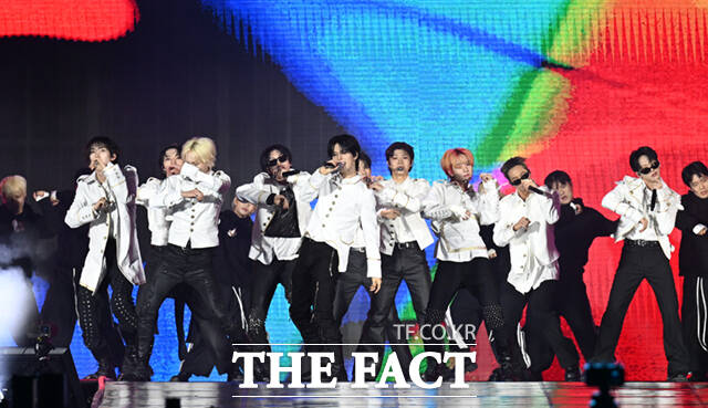 <더팩트>가 주최하고 팬앤스타와 UCW가 주관하는 ‘2026 더팩트 뮤직 어워즈(2026 THE FACT MUSIC AWARDS, TMA)’가 19일 오후 부산 연제구 부산아시아드주경기장에서 열린 가운데 그룹 싸이커스(xikers)가 화려한 무대를 펼치고 있다. /부산아시아드주경기장=이새롬 기자