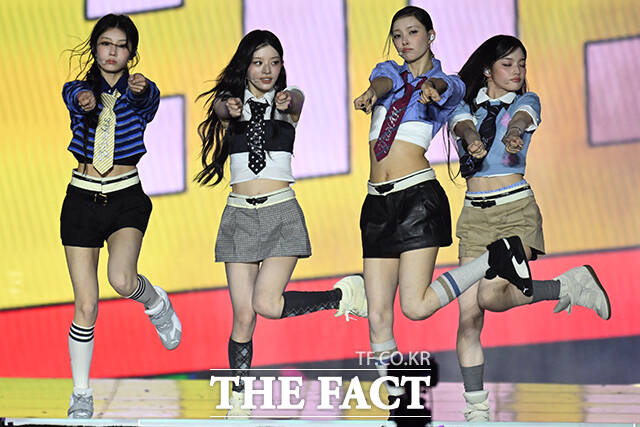 <더팩트>가 주최하고 팬앤스타와 UCW가 주관하는 ‘2026 더팩트 뮤직 어워즈(2026 THE FACT MUSIC AWARDS, TMA)’가 19일 오후 부산 연제구 부산아시아드주경기장에서 열린 가운데 그룹 아일릿이 화려한 무대를 펼치고 있다. /부산아시아드주경기장=남윤호 기자