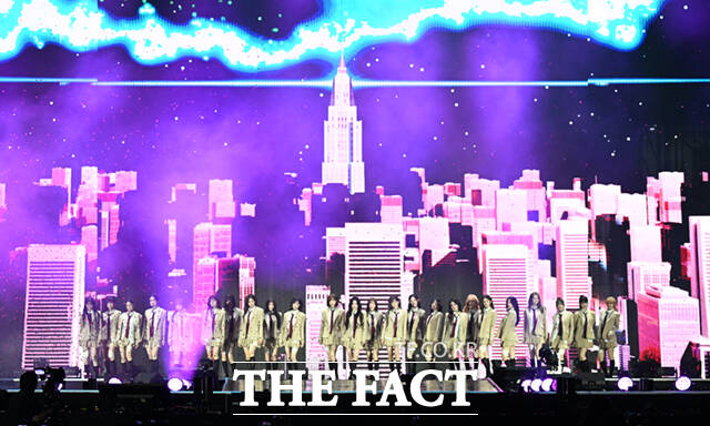 <더팩트>가 주최하고 팬앤스타와 UCW가 주관하는 ‘2026 더팩트 뮤직 어워즈(2026 THE FACT MUSIC AWARDS, TMA)’가 19일 오후 부산 연제구 부산아시아드주경기장에서 열린 가운데 그룹 트리플에스(tripleS)가 화려한 무대를 펼치고 있다. /부산아시아드주경기장=이새롬 기자
