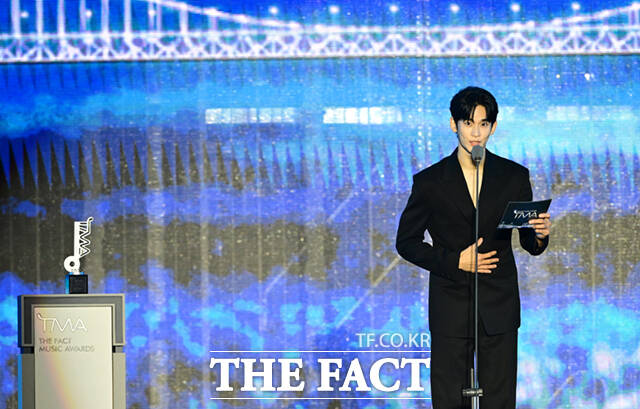 <더팩트>가 주최하고 팬앤스타와 UCW가 주관하는 ‘2026 더팩트 뮤직 어워즈(2026 THE FACT MUSIC AWARDS, TMA)’가 19일 오후 부산 연제구 부산아시아드주경기장에서 열린 가운데 배우 김수현이 시상자로 등장해 인사하고 있다. /부산아시아드주경기장=이새롬 기자