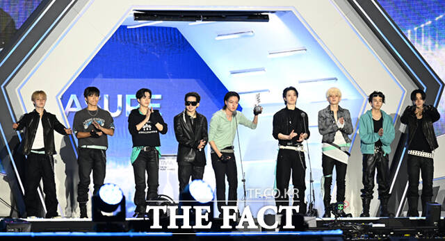 <더팩트>가 주최하고 팬앤스타와 UCW가 주관하는 ‘2026 더팩트 뮤직 어워즈(2026 THE FACT MUSIC AWARDS, TMA)’가 19일 오후 부산 연제구 부산아시아드주경기장에서 열린 가운데 그룹 트레저(TREASURE)가 '월드 베스트 퍼포머'를 수상한 뒤 소감을 밝히고 있다. /부산아시아드주경기장=이새롬 기자