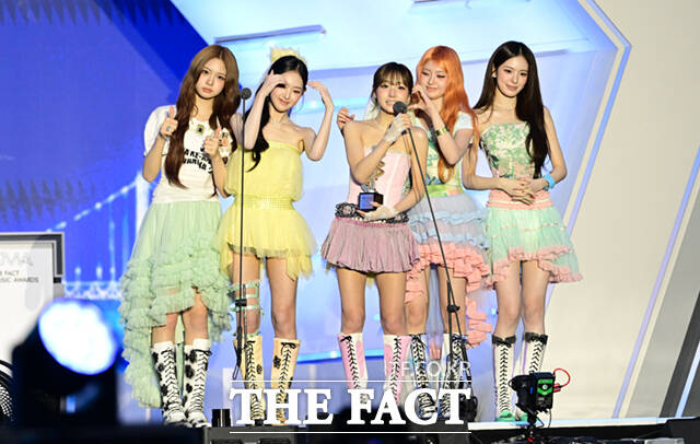 <더팩트>가 주최하고 팬앤스타와 UCW가 주관하는 ‘2026 더팩트 뮤직 어워즈(2026 THE FACT MUSIC AWARDS, TMA)’가 19일 오후 부산 연제구 부산아시아드주경기장에서 열린 가운데 그룹 키키(KiiiKiii)의 키야와 이솔, 지유, 하음, 수이(왼쪽부터)가 '올해의 아티스트'를 수상한 뒤 소감을 밝히고 있다. /부산아시아드주경기장=이새롬 기자