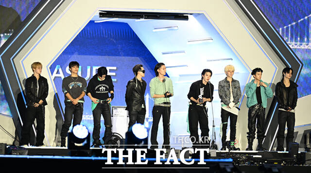 <더팩트>가 주최하고 팬앤스타와 UCW가 주관하는 ‘2026 더팩트 뮤직 어워즈(2026 THE FACT MUSIC AWARDS, TMA)’가 19일 오후 부산 연제구 부산아시아드주경기장에서 열린 가운데 그룹 트레저(TREASURE)가 '월드 베스트 퍼포머'를 수상한 뒤 소감을 밝히고 있다. /부산아시아드주경기장=이새롬 기자