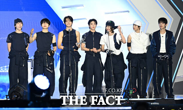 <더팩트>가 주최하고 팬앤스타와 UCW가 주관하는 ‘2026 더팩트 뮤직 어워즈(2026 THE FACT MUSIC AWARDS, TMA)’가 19일 오후 부산 연제구 부산아시아드주경기장에서 열린 가운데 그룹 아이딧(IDID)이 '핫티스트'를 수상한 뒤 소감을 밝히고 있다. /부산아시아드주경기장=이새롬 기자