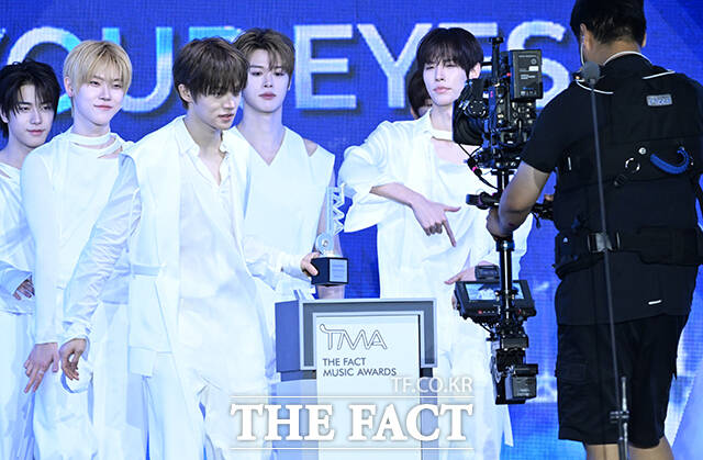 <더팩트>가 주최하고 팬앤스타와 UCW가 주관하는 ‘2026 더팩트 뮤직 어워즈(2026 THE FACT MUSIC AWARDS, TMA)’가 19일 오후 부산 연제구 부산아시아드주경기장에서 열린 가운데 그룹 클로즈 유어 아이즈 켄신과 송승호, 장여준, 전민욱, 김성민, 마징시앙, 서경배(왼쪽부터)가 '글로벌 핫 트렌드상'을 수상하고 있다. /부산아시아드주경기장=박헌우 기자