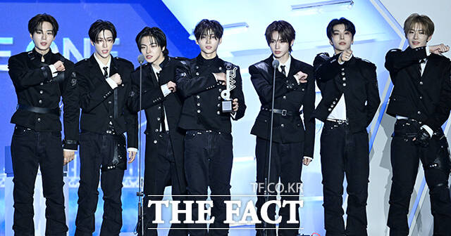 <더팩트>가 주최하고 팬앤스타와 UCW가 주관하는 ‘2026 더팩트 뮤직 어워즈(2026 THE FACT MUSIC AWARDS, TMA)’가 19일 오후 부산 연제구 부산아시아드주경기장에서 열린 가운데 그룹 알파드라이브원의 상원(왼쪽)과 준서가 '올해의 아티스트' 상을 수상하고 있다. /부산아시아드주경기장=박헌우 기자