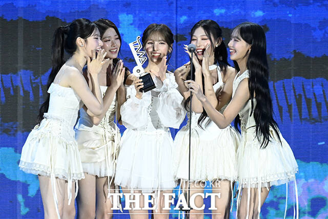 <더팩트>가 주최하고 팬앤스타와 UCW가 주관하는 ‘2026 더팩트 뮤직 어워즈(2026 THE FACT MUSIC AWARDS, TMA)’가 19일 오후 부산 연제구 부산아시아드주경기장에서 열린 가운데 '투데이스 초이스'를 수상한 리센느가 소감을 말하고 있다. /부산아시아드주경기장=남윤호 기자
