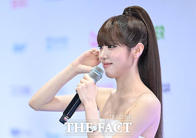 <더팩트>가 주최하고 팬앤스타와 UCW가 주관하는 ‘2026 더팩트 뮤직 어워즈(2026 THE FACT MUSIC AWARDS, TMA)’가 19일 오후 부산 연제구 부산아시아드주경기장에서 열린 가운데 최예나가 블루카펫을 밟고 있다. /부산아시아드주경기장=박헌우 기자