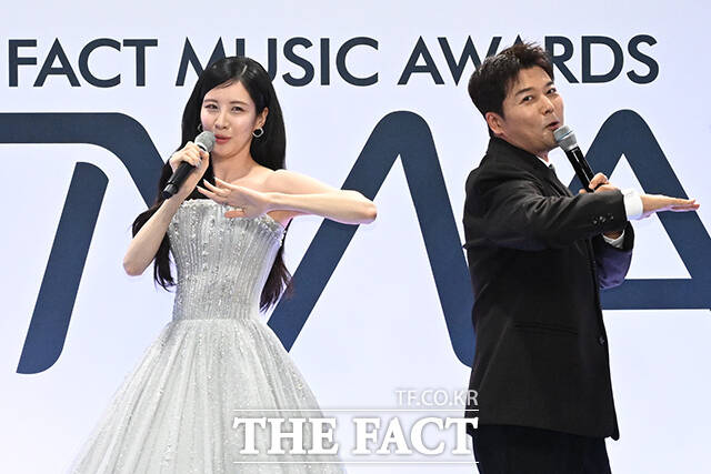<더팩트>가 주최하고 팬앤스타와 UCW가 주관하는 ‘2026 더팩트 뮤직 어워즈(2026 THE FACT MUSIC AWARDS, TMA)’가 19일 오후 부산 연제구 부산아시아드주경기장에서 열린 가운데 진행을 맡은 그룹 소녀시대의 서현(왼쪽)과 방송인 전현무가 블루카펫을 밟고 있다. /부산아시아드주경기장=김성렬 기자