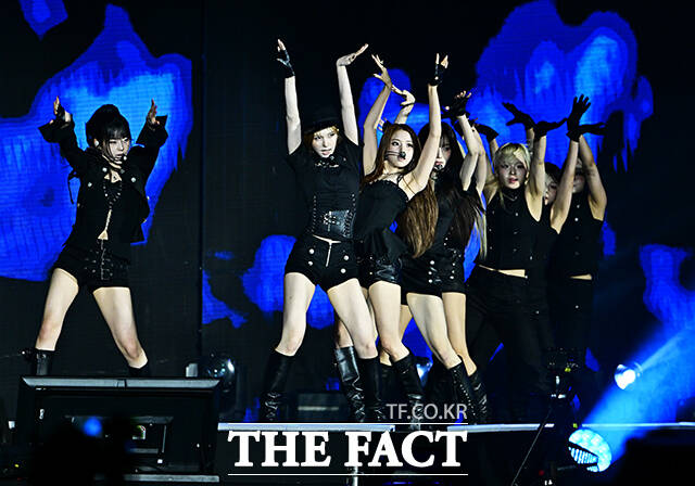<더팩트>가 주최하고 팬앤스타와 UCW가 주관하는 ‘2026 더팩트 뮤직 어워즈(2026 THE FACT MUSIC AWARDS, TMA)’가 19일 오후 부산 연제구 부산아시아드주경기장에서 열린 가운데 엔믹스(NMIXX)가 화려한 무대를 펼치고 있다. /부산아시아드주경기장=배정한 기자