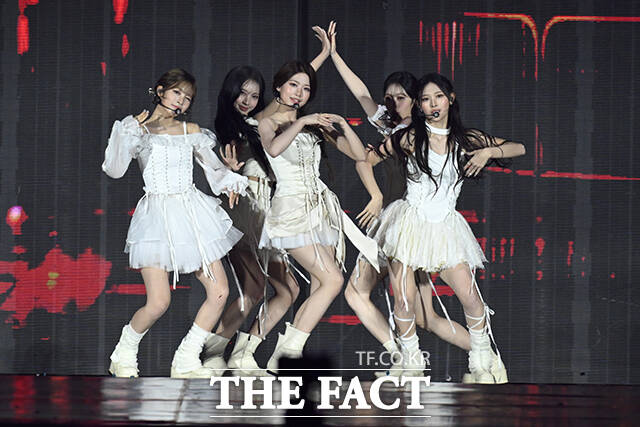 <더팩트>가 주최하고 팬앤스타와 UCW가 주관하는 ‘2026 더팩트 뮤직 어워즈(2026 THE FACT MUSIC AWARDS, TMA)’가 19일 오후 부산 연제구 부산아시아드주경기장에서 열린 가운데 그룹 리센느가 화려한 무대를 펼치고 있다. /부산아시아드주경기장=남윤호 기자