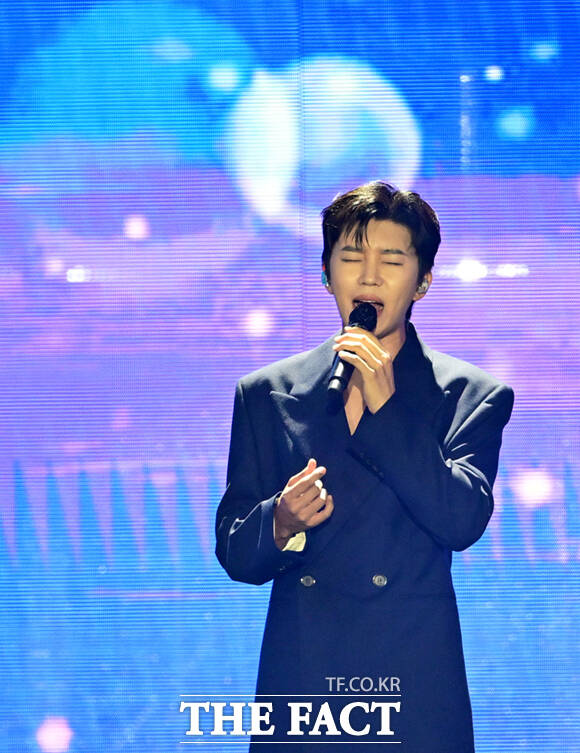 <더팩트>가 주최하고 팬앤스타와 UCW가 주관하는 ‘2026 더팩트 뮤직 어워즈(2026 THE FACT MUSIC AWARDS, TMA)’가 19일 오후 부산 연제구 부산아시아드주경기장에서 열린 가운데 가수 임영웅이 화려한 무대를 펼치고 있다. /부산아시아드주경기장=이새롬 기자