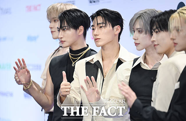 <더팩트>가 주최하고 팬앤스타와 UCW가 주관하는 ‘2026 더팩트 뮤직 어워즈(2026 THE FACT MUSIC AWARDS, TMA)’가 19일 오후 부산 연제구 부산아시아드주경기장에서 열린 가운데 에이티즈 산이 블루카펫을 밟고 있다. /부산아시아드주경기장=박헌우 기자