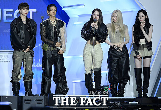 <더팩트>가 주최하고 팬앤스타와 UCW가 주관하는 ‘2026 더팩트 뮤직 어워즈(2026 THE FACT MUSIC AWARDS, TMA)’가 19일 오후 부산 연제구 부산아시아드주경기장에서 열린 가운데 그룹 올데이 프로젝트가 '올해의 아티스트' 상을 수상하고 있다. /부산아시아드주경기장=박헌우 기자