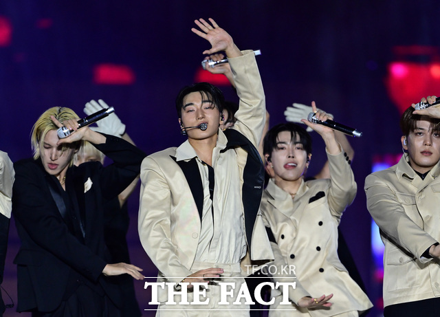 <더팩트>가 주최하고 팬앤스타와 UCW가 주관하는 ‘2026 더팩트 뮤직 어워즈(2026 THE FACT MUSIC AWARDS, TMA)’가 19일 오후 부산 연제구 부산아시아드주경기장에서 열린 가운데 가수 에이티즈(ATEEZ)가 화려한 무대를 펼치고 있다. /부산아시아드주경기장=이새롬 기자