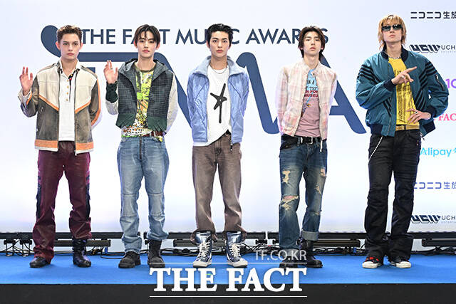 <더팩트>가 주최하고 팬앤스타와 UCW가 주관하는 ‘2026 더팩트 뮤직 어워즈(2026 THE FACT MUSIC AWARDS, TMA)’가 19일 오후 부산 연제구 부산아시아드주경기장에서 열린 가운데 그룹 코르티스(CORTIS)의 제임스, 성현, 건호, 주훈, 마틴(왼쪽부터)이 블루카펫을 밟고 있다. /부산아시아드주경기장=김성렬 기자