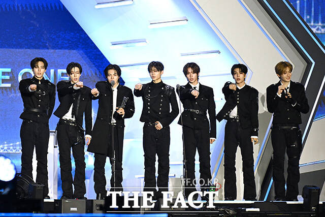 <더팩트>가 주최하고 팬앤스타와 UCW가 주관하는 ‘2026 더팩트 뮤직 어워즈(2026 THE FACT MUSIC AWARDS, TMA)’가 19일 오후 부산 연제구 부산아시아드주경기장에서 열린 가운데 그룹 알파드라이브원(ALPHA DRIVE ONE)이 '핫티스트'를 수상한 뒤 소감을 밝히고 있다. /부산아시아드주경기장=남용희 기자