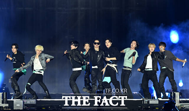 <더팩트>가 주최하고 팬앤스타와 UCW가 주관하는 ‘2026 더팩트 뮤직 어워즈(2026 THE FACT MUSIC AWARDS, TMA)’가 19일 오후 부산 연제구 부산아시아드주경기장에서 열린 가운데 그룹 트레저(TREASURE)가 화려한 무대를 펼치고 있다. /부산아시아드주경기장=이새롬 기자