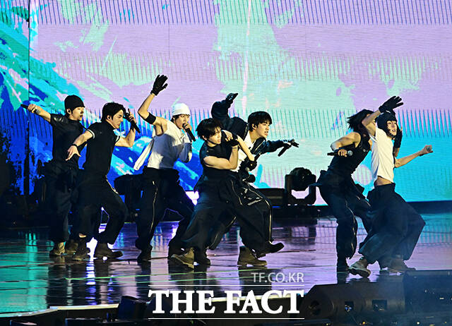 <더팩트>가 주최하고 팬앤스타와 UCW가 주관하는 ‘2026 더팩트 뮤직 어워즈(2026 THE FACT MUSIC AWARDS, TMA)’가 19일 오후 부산 연제구 부산아시아드주경기장에서 열린 가운데 아이딧(IDID)이 화려한 무대를 펼치고 있다. /부산아시아드주경기장=배정한 기자