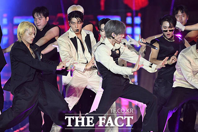 <더팩트>가 주최하고 팬앤스타와 UCW가 주관하는 ‘2026 더팩트 뮤직 어워즈(2026 THE FACT MUSIC AWARDS, TMA)’가 19일 오후 부산 연제구 부산아시아드주경기장에서 열린 가운데 가수 에이티즈(ATEEZ)가 화려한 무대를 펼치고 있다. /부산아시아드주경기장=김성렬 기자