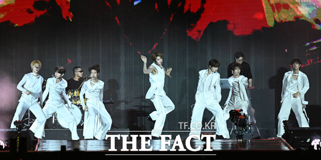 <더팩트>가 주최하고 팬앤스타와 UCW가 주관하는 ‘2026 더팩트 뮤직 어워즈(2026 THE FACT MUSIC AWARDS, TMA)’가 19일 오후 부산 연제구 부산아시아드주경기장에서 열린 가운데 그룹 클로즈 유어 아이즈(CLOSE YOUR EYES)가 화려한 무대를 펼치고 있다. /부산아시아드주경기장=이새롬 기자