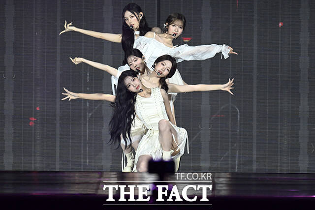 <더팩트>가 주최하고 팬앤스타와 UCW가 주관하는 ‘2026 더팩트 뮤직 어워즈(2026 THE FACT MUSIC AWARDS, TMA)’가 19일 오후 부산 연제구 부산아시아드주경기장에서 열린 가운데 그룹 리센느가 화려한 무대를 펼치고 있다. /부산아시아드주경기장=남윤호 기자
