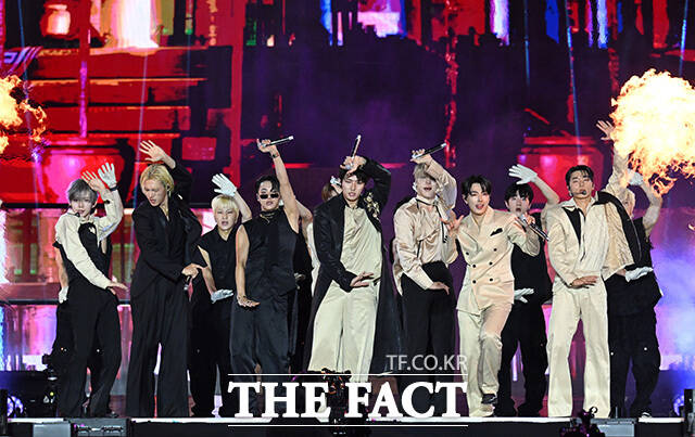 <더팩트>가 주최하고 팬앤스타와 UCW가 주관하는 ‘2026 더팩트 뮤직 어워즈(2026 THE FACT MUSIC AWARDS, TMA)’가 19일 오후 부산 연제구 부산아시아드주경기장에서 열린 가운데 그룹 에이티즈(ATEEZ) 성화와 우영, 종호, 여상, 산, 윤호, 홍중, 민기(왼쪽부터)가 화려한 무대를 펼치고 있다. /부산아시아드주경기장=남용희 기자