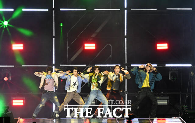 <더팩트>가 주최하고 팬앤스타와 UCW가 주관하는 ‘2026 더팩트 뮤직 어워즈(2026 THE FACT MUSIC AWARDS, TMA)’가 19일 오후 부산 연제구 부산아시아드주경기장에서 열린 가운데 그룹 코르티스(CORTIS)의 건호와 마틴, 주훈, 제임스, 성현(왼쪽부터)이 화려한 무대를 펼치고 있다. /부산아시아드주경기장=이새롬 기자