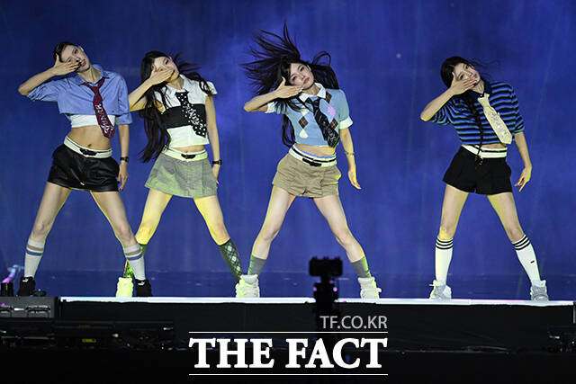 <더팩트>가 주최하고 팬앤스타와 UCW가 주관하는 ‘2026 더팩트 뮤직 어워즈(2026 THE FACT MUSIC AWARDS, TMA)’가 19일 오후 부산 연제구 부산아시아드주경기장에서 열린 가운데 그룹 아일릿이 화려한 무대를 펼치고 있다. /부산아시아드주경기장=남윤호 기자