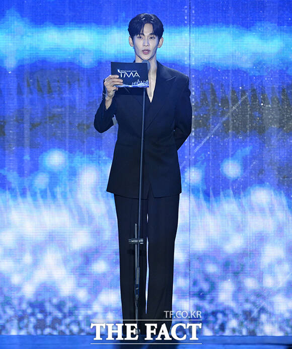 [더팩트ㅣ부산아시아드주경기장=박헌우 기자] <더팩트>가 주최하고 팬앤스타와 UCW가 주관하는 ‘2026 더팩트 뮤직 어워즈(2026 THE FACT MUSIC AWARDS, TMA)’가 19일 오후 부산 연제구 부산아시아드주경기장에서 열린 가운데 시상자로 나선 배우 김수현이 인사말을 하고 있다. /부산아시아드주경기장=박헌우 기자