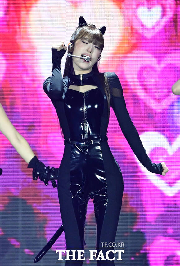 <더팩트>가 주최하고 팬앤스타와 UCW가 주관하는 ‘2026 더팩트 뮤직 어워즈(2026 THE FACT MUSIC AWARDS, TMA)’가 19일 오후 부산 연제구 부산아시아드주경기장에서 열린 가운데 가수 최예나가 화려한 무대를 펼치고 있다. /부산아시아드주경기장=이새롬 기자