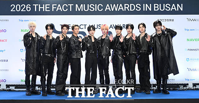 <더팩트>가 주최하고 팬앤스타와 UCW가 주관하는 ‘2026 더팩트 뮤직 어워즈(2026 THE FACT MUSIC AWARDS, TMA)’가 19일 오후 부산 연제구 부산아시아드주경기장에서 열린 가운데 그룹 싸이커스(xikers)의 헌터와 진식, 현우, 수민, 민재, 유준, 준민, 예찬, 정훈, 세은(왼쪽부터)이 블루카펫을 밟고 있다. /부산아시아드주경기장=김성렬 기자