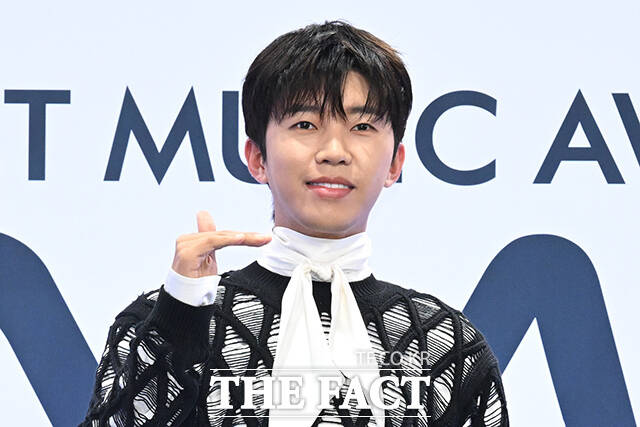 <더팩트>가 주최하고 팬앤스타와 UCW가 주관하는 ‘2026 더팩트 뮤직 어워즈(2026 THE FACT MUSIC AWARDS, TMA)’가 19일 오후 부산 연제구 부산아시아드주경기장에서 열린 가운데 가수 임영웅이 블루카펫을 밟고 있다. /부산아시아드주경기장=김성렬 기자