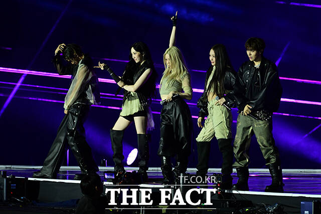 <더팩트>가 주최하고 팬앤스타와 UCW가 주관하는 ‘2026 더팩트 뮤직 어워즈(2026 THE FACT MUSIC AWARDS, TMA)’가 19일 오후 부산 연제구 부산아시아드주경기장에서 열린 가운데 그룹 올데이 프로젝트가 화려한 무대를 펼치고 있다. /부산아시아드주경기장=남윤호 기자]
