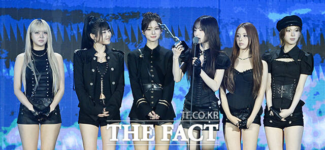 <더팩트>가 주최하고 팬앤스타와 UCW가 주관하는 ‘2026 더팩트 뮤직 어워즈(2026 THE FACT MUSIC AWARDS, TMA)’가 19일 오후 부산 연제구 부산아시아드주경기장에서 열린 가운데 그룹 엔믹스(NMIXX)가 'SOUND OF THE YEAR'상을 수상한 뒤 소감을 밝히고 있다. /부산아시아드주경기장=김성렬 기자