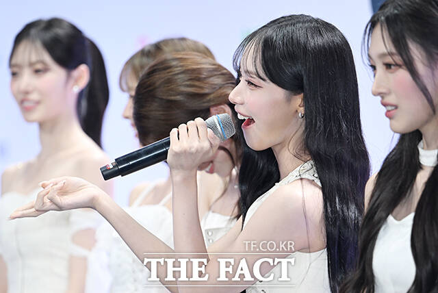 <더팩트>가 주최하고 팬앤스타와 UCW가 주관하는 ‘2026 더팩트 뮤직 어워즈(2026 THE FACT MUSIC AWARDS, TMA)’가 19일 오후 부산 연제구 부산아시아드주경기장에서 열린 가운데 리센느 원이(왼쪽)와 미나미가 블루카펫을 밟고 있다. /부산아시아드주경기장=박헌우 기자