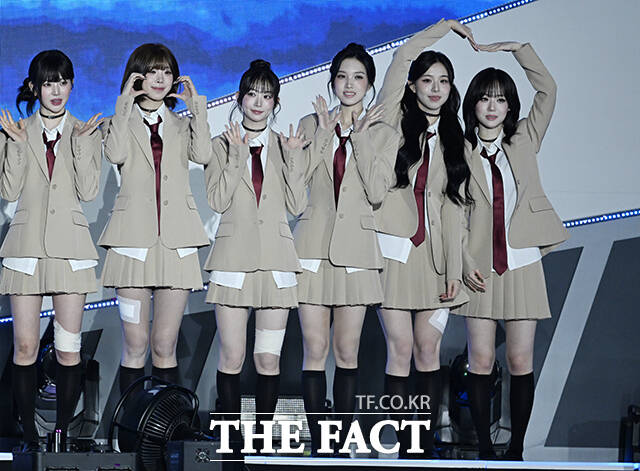 [더팩트ㅣ부산아시아드주경기장=박헌우 기자] <더팩트>가 주최하고 팬앤스타와 UCW가 주관하는 ‘2026 더팩트 뮤직 어워즈(2026 THE FACT MUSIC AWARDS, TMA)’가 19일 오후 부산 연제구 부산아시아드주경기장에서 열린 가운데 그룹 클로즈 트리플에스가 '글로벌 핫 트렌드상'을 수상하고 있다. /부산아시아드주경기장=박헌우 기자