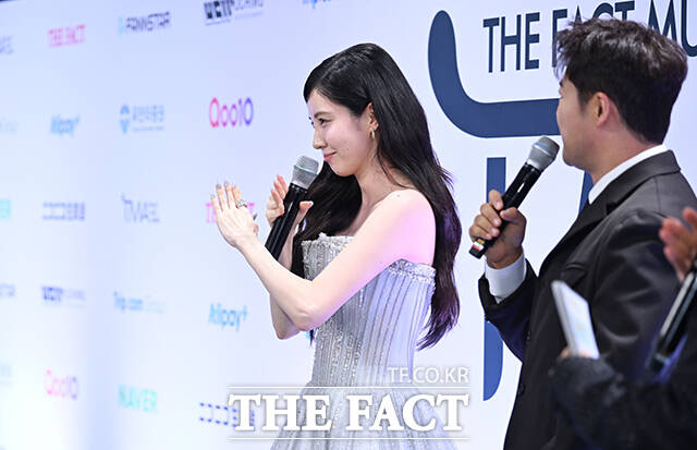 <더팩트>가 주최하고 팬앤스타와 UCW가 주관하는 ‘2026 더팩트 뮤직 어워즈(2026 THE FACT MUSIC AWARDS, TMA)’가 19일 오후 부산 연제구 부산아시아드주경기장에서 열린 가운데 MC를 맡은 전현무와 서현이 블루카펫을 밟고 있다. /부산아시아드주경기장=박헌우 기자