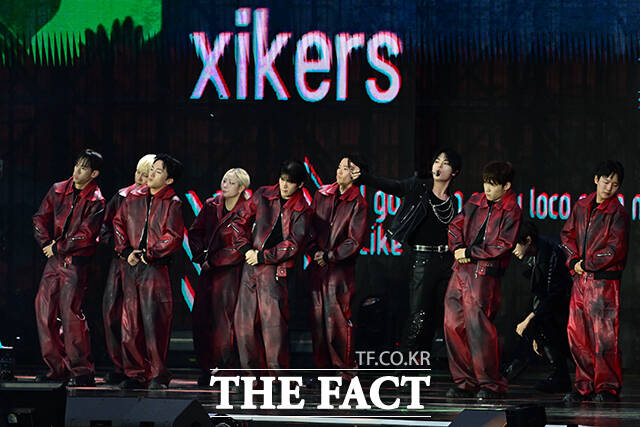 <더팩트>가 주최하고 팬앤스타와 UCW가 주관하는 ‘2026 더팩트 뮤직 어워즈(2026 THE FACT MUSIC AWARDS, TMA)’가 19일 오후 부산 연제구 부산아시아드주경기장에서 열린 가운데 그룹 싸이커스가 화려한 오프닝 무대를 펼치고 있다. /부산아시아드주경기장=남윤호 기자