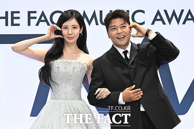 <더팩트>가 주최하고 팬앤스타와 UCW가 주관하는 ‘2026 더팩트 뮤직 어워즈(2026 THE FACT MUSIC AWARDS, TMA)’가 19일 오후 부산 연제구 부산아시아드주경기장에서 열린 가운데 진행을 맡은 그룹 소녀시대의 서현(왼쪽)과 방송인 전현무가 블루카펫을 밟고 있다. /부산아시아드주경기장=김성렬 기자