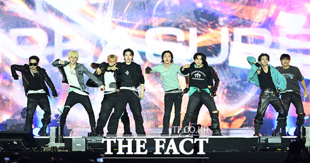 <더팩트>가 주최하고 팬앤스타와 UCW가 주관하는 ‘2026 더팩트 뮤직 어워즈(2026 THE FACT MUSIC AWARDS, TMA)’가 19일 오후 부산 연제구 부산아시아드주경기장에서 열린 가운데 그룹 트레저(TREASURE)가 화려한 무대를 펼치고 있다. /부산아시아드주경기장=이새롬 기자
