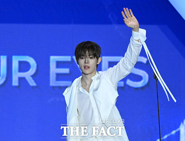 <더팩트>가 주최하고 팬앤스타와 UCW가 주관하는 ‘2026 더팩트 뮤직 어워즈(2026 THE FACT MUSIC AWARDS, TMA)’가 19일 오후 부산 연제구 부산아시아드주경기장에서 열린 가운데 그룹 클로즈 유어 아이즈 켄신과 송승호, 장여준, 전민욱, 김성민, 마징시앙, 서경배(왼쪽부터)가 '글로벌 핫 트렌드상'을 수상하고 있다. /부산아시아드주경기장=박헌우 기자