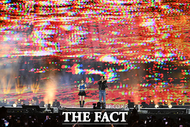 <더팩트>가 주최하고 팬앤스타와 UCW가 주관하는 ‘2026 더팩트 뮤직 어워즈(2026 THE FACT MUSIC AWARDS, TMA)’가 19일 오후 부산 연제구 부산아시아드주경기장에서 열린 가운데 그룹 부산즈(키키 지유, 트레저 지훈)가 화려한 무대를 펼치고 있다. /부산아시아드주경기장=남윤호 기자]