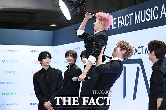 <더팩트>가 주최하고 팬앤스타와 UCW가 주관하는 ‘2026 더팩트 뮤직 어워즈(2026 THE FACT MUSIC AWARDS, TMA)’가 19일 오후 부산 연제구 부산아시아드주경기장에서 열린 가운데 라이즈 소희(왼쪽)와 성찬이 블루카펫을 밟고 있다. /부산아시아드주경기장=박헌우 기자
