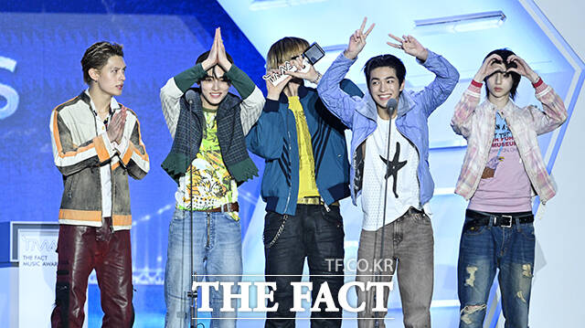 <더팩트>가 주최하고 팬앤스타와 UCW가 주관하는 ‘2026 더팩트 뮤직 어워즈(2026 THE FACT MUSIC AWARDS, TMA)’가 19일 오후 부산 연제구 부산아시아드주경기장에서 열린 가운데 그룹 코르티스 제임스와 성현, 마틴, 건호, 주훈(왼쪽부터)이 '올해의 아티스트' 상을 수상하고 있다. /부산아시아드주경기장=박헌우 기자
