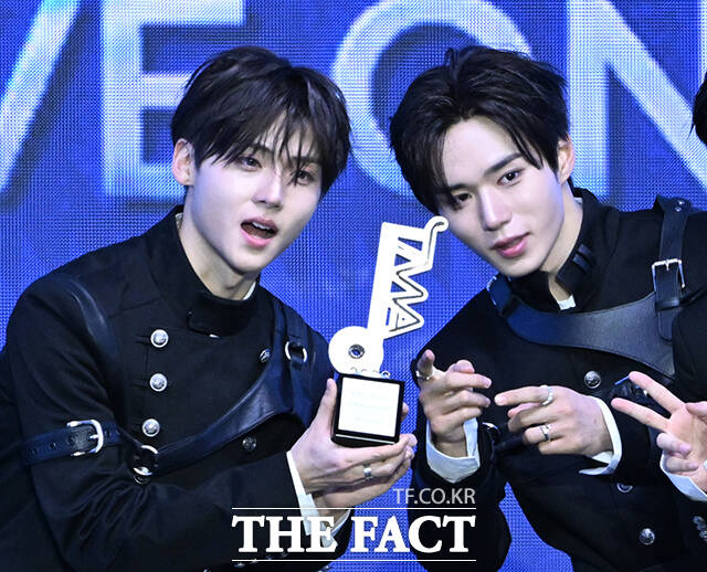 <더팩트>가 주최하고 팬앤스타와 UCW가 주관하는 ‘2026 더팩트 뮤직 어워즈(2026 THE FACT MUSIC AWARDS, TMA)’가 19일 오후 부산 연제구 부산아시아드주경기장에서 열린 가운데 그룹 알파드라이브원의 상원(왼쪽)과 준서가 '올해의 아티스트' 상을 수상하고 있다. /부산아시아드주경기장=박헌우 기자
