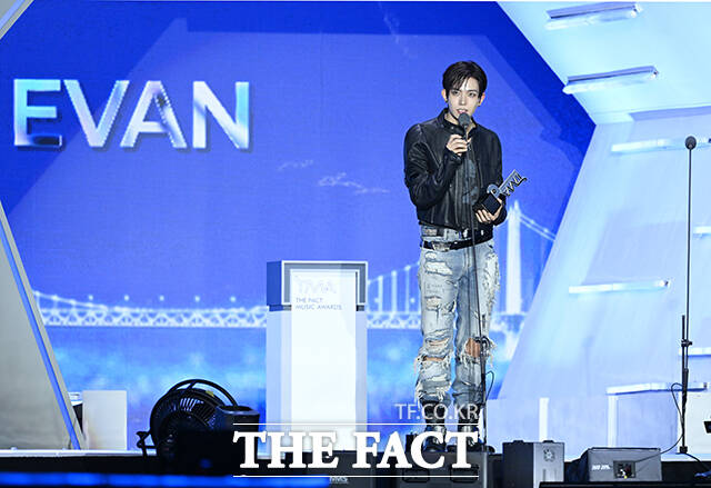 <더팩트>가 주최하고 팬앤스타와 UCW가 주관하는 ‘2026 더팩트 뮤직 어워즈(2026 THE FACT MUSIC AWARDS, TMA)’가 19일 오후 부산 연제구 부산아시아드주경기장에서 열린 가운데 가수 에반이 '월드 베스트 웨이브'을 수상한 뒤 소감을 밝히고 있다. /부산아시아드주경기장=박헌우 기자