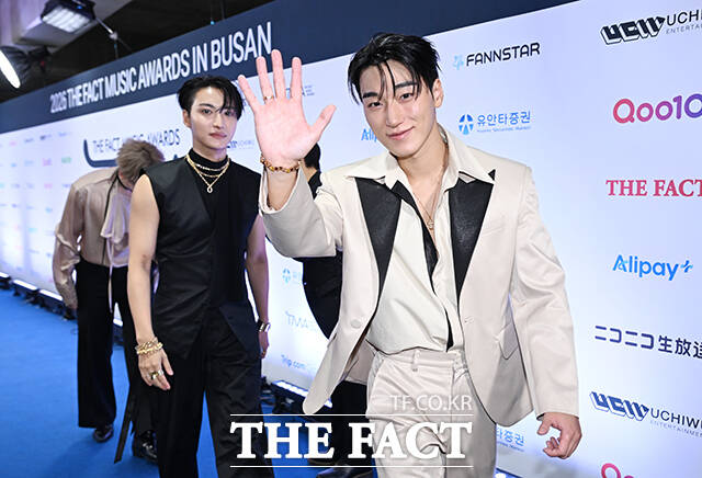 <더팩트>가 주최하고 팬앤스타와 UCW가 주관하는 ‘2026 더팩트 뮤직 어워즈(2026 THE FACT MUSIC AWARDS, TMA)’가 19일 오후 부산 연제구 부산아시아드주경기장에서 열린 가운데 에이티즈 산이 블루카펫을 밟고 있다. /부산아시아드주경기장=박헌우 기자