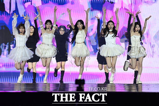 <더팩트>가 주최하고 팬앤스타와 UCW가 주관하는 ‘2026 더팩트 뮤직 어워즈(2026 THE FACT MUSIC AWARDS, TMA)’가 19일 오후 부산 연제구 부산아시아드주경기장에서 열린 가운데 그룹 리센느가 화려한 무대를 펼치고 있다. /부산아시아드주경기장=남윤호 기자
